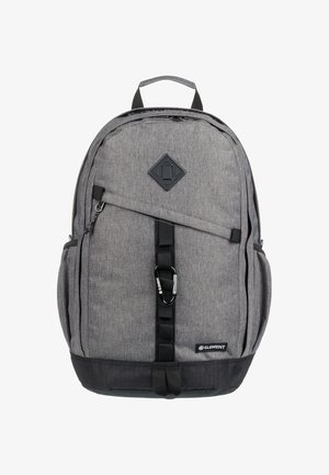Szary plecak z tkaniny o teksturowanym wykończeniu, z emblematem w kształcie diamentu, kieszeniami na zamek oraz czarną dolną częścią i paskami.