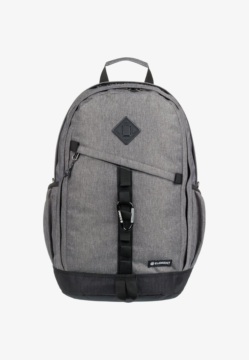 Szary plecak z tkaniny o teksturowanym wykończeniu, z emblematem w kształcie diamentu, kieszeniami na zamek oraz czarną dolną częścią i paskami.
