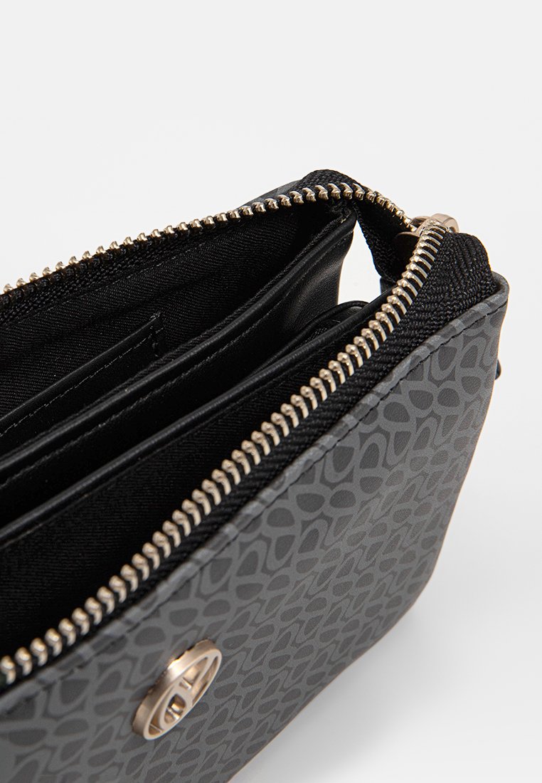 Portafoglio nero con un motivo geometrico, dotato di chiusura con zip, più scomparti e un accento metallico sulla parte anteriore.