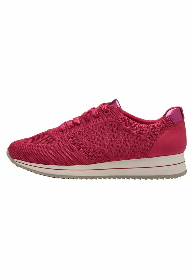Chaussure de sport rose avec un dessus en tricot texturé, des lacets plats, un col rembourré et une semelle blanche contrastante avec un motif nervuré.