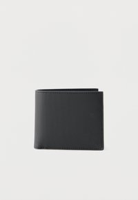 Μαύρο bifold πορτοφόλι από υφή δέρματος με καθαρό ράψιμο σε λευκό φόντο.