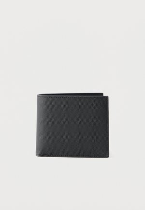 Mustast tekstureeritud nahast kaks-lapkaga rahakott puhta õmblusega valgel taustal.