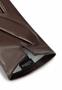 Brauner Lederhandschuh mit glatter Textur, der ein geteiltes Design und ein Innenetikett aufweist. Der offene Bund zeigt ein weiches Futter.