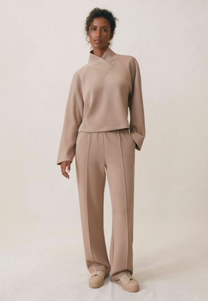 - Spodnie treningowe