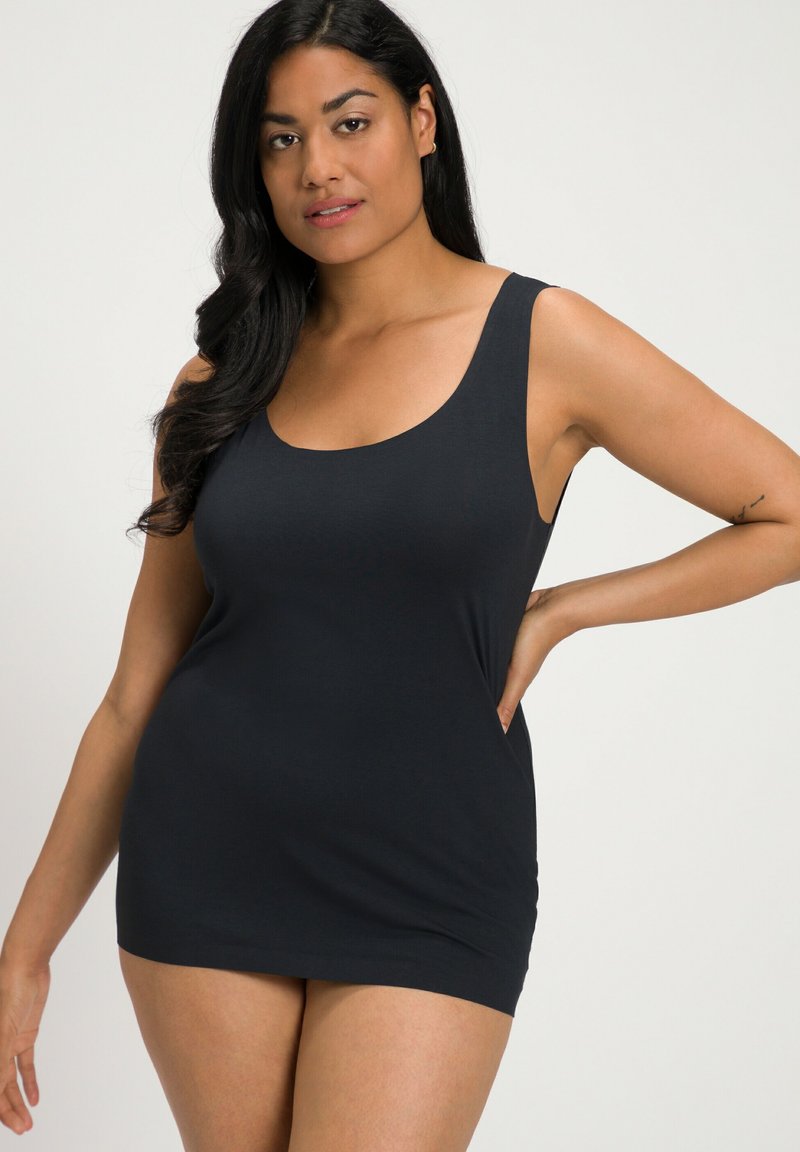 Débardeur noir, ajusté, avec de larges bretelles et un col en scoop, fabriqué dans un tissu doux et extensible, offrant une texture lisse et une silhouette élancée.