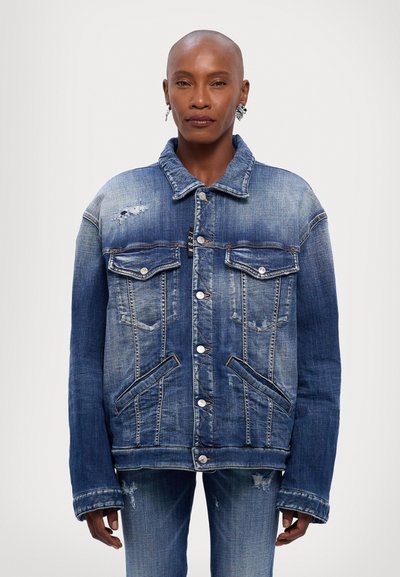 Jeansjacke mit einem hellblauen bis dunkelblauen Farbverlauf, abgenutzten Details, zwei Brusttaschen, Knopfverschlüssen und breiten Bündchen.