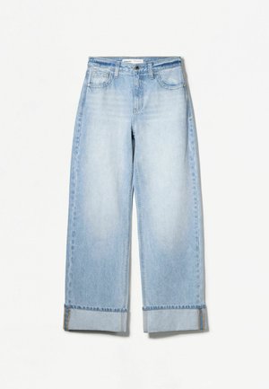 Jean large en denim bleu clair avec une finition délavée, présentant une coupe droite, des ourlets retroussés et un design classique à cinq poches.