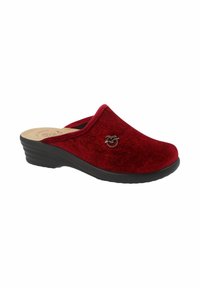 Zoccoli in velluto rosso scintillante con punta arrotondata, design slip-on e tacco basso in gomma nera testurizzata; presenta un accento decorativo metallico.