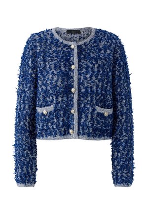 Cardigan en maille texturée bleue avec boutons argentés, bordure gris clair, deux poches avant, manches longues et col rond.