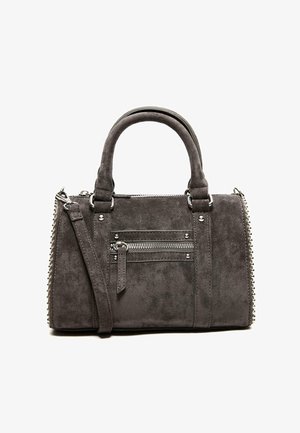 Harmaa mokkanahkainen käsilaukku, jossa on kaksoiskahvat, irrotettava olkahihna, vetoketjutasku etupuolella ja metalliset niittikoristeet reunoilla.