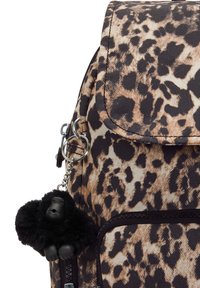 Ryggsäck med leopardmönster och fällstängning, prydd med en svart fluffig gorillanyckelring och silverfärgade detaljer. Texturerad tyg.