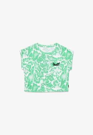 T-shirt cropped verde e bianco con un motivo astratto testurizzato. Presenta maniche corte e un piccolo dettaglio grafico nero sul petto.