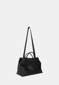 Borsa a tracolla in pelle nera con finitura textured, dotata di doppio manico superiore e tracolla removibile con dettagli del logo.