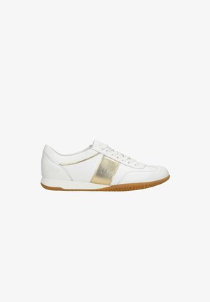 Witte sportschoen met een gouden metalen accent aan de zijkant, met een glad leren bovenwerk en een gestructureerde rubberen zool.