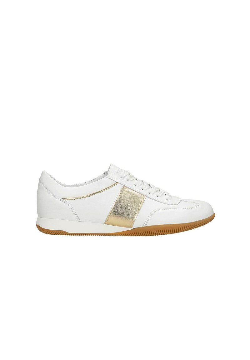 Weißer Sportschuh mit einem goldfarbenen metallischen Akzent an der Seite, ausgestattet mit einem glatten Lederoberteil und einer strukturierten Gummisohle.