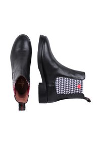 Czarne skórzane botki za kostkę z elastycznym panelem w wzór houndstooth, okrągłym noskiem i niskim blokowym obcasem. Charakterystyczne czerwone akcenty przy obcasie.