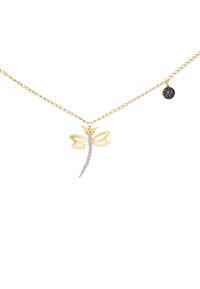 Collana in oro con ciondolo a forma di libellula, impreziosita da accenti di pietre preziose trasparenti, e un piccolo charm circolare nero attaccato alla catena.