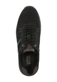 Sneaker nera con upper in suede e tessuto, caratterizzata da accenti cuciti, design con lacci e cerniera laterale. Interno imbottito per il comfort.