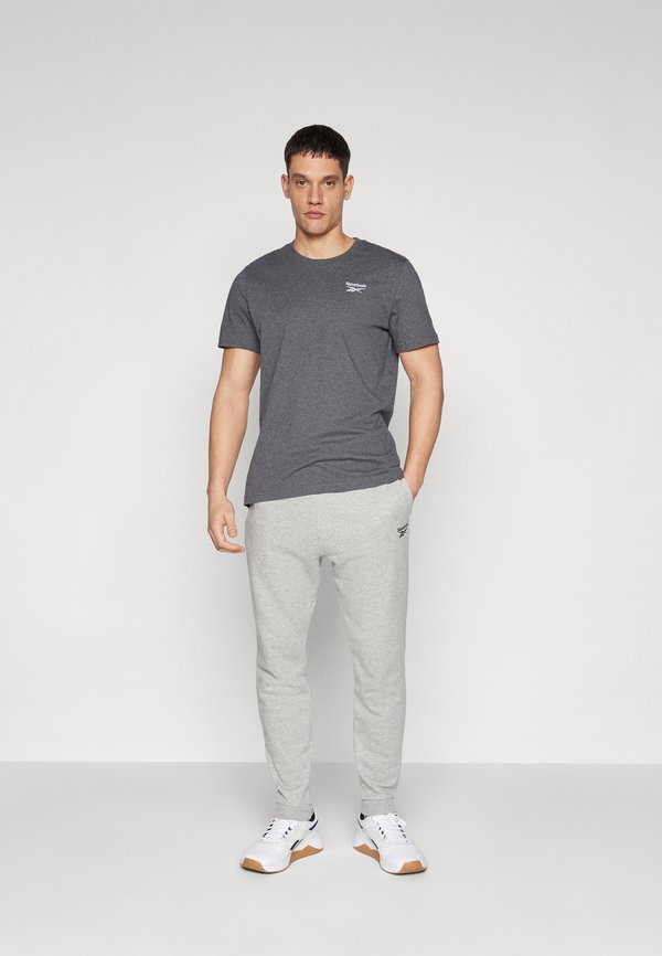 IDENTITY SMALL LOGO TEE - Basic T-shirt2