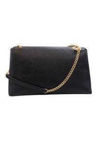 Borsa a tracolla in pelle nera con una texture liscia, dotata di una tracolla in catena dorata e di una forma rettangolare piatta per un design moderno.