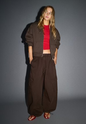 Bershka, WITH RHINESTONES - HOODIE - Sweatjakke - dark brown