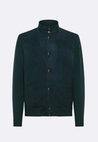 Giacca verde scuro con colletto alto, chiusura frontale a sette bottoni, polsini e orlo a coste. Tessuto liscio con finitura leggermente lucida.