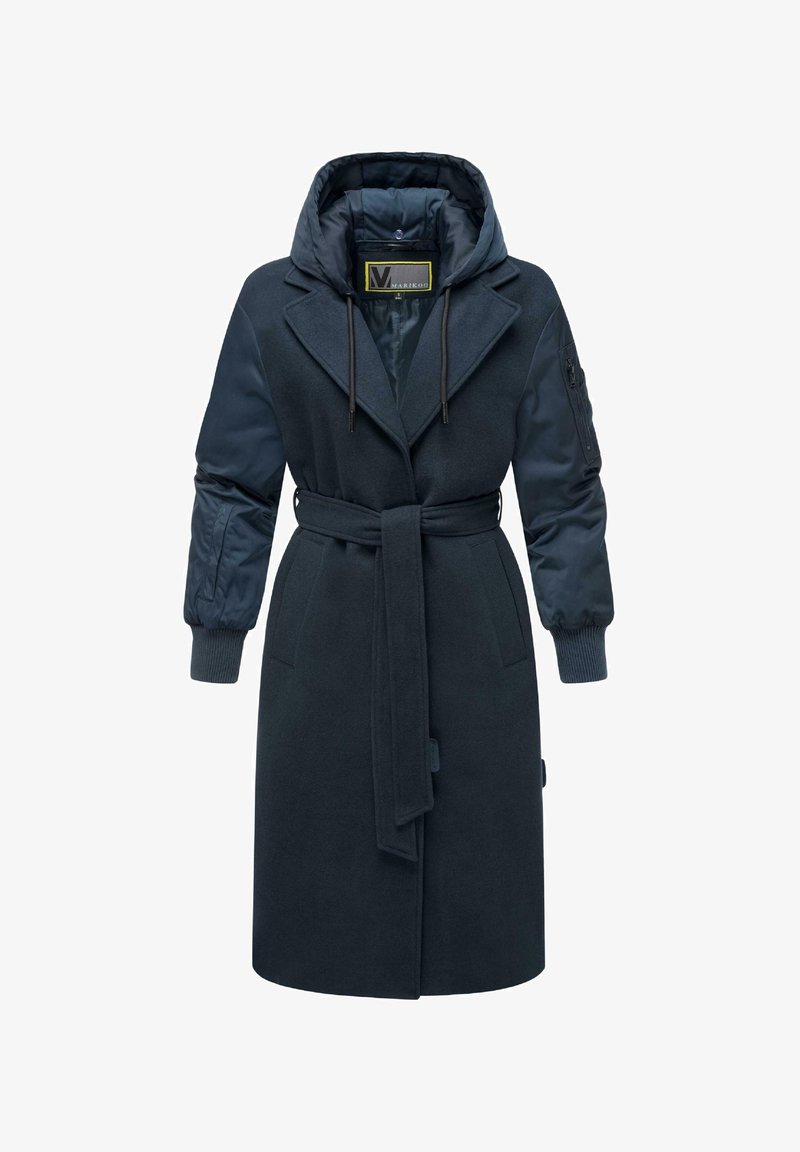 Navy dwutonowy płaszcz z wełnianym korpusem i nylonowymi rękawami, z paskiem w talii, oversized kołnierzem i przednimi kieszeniami. W zestawie z kapturem.