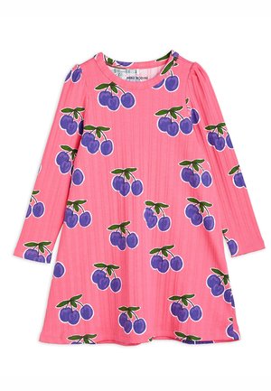 Abito rosa a costine con maniche lunghe, decorato con motivi di ciliegie viola e foglie verdi, caratterizzato da una scollatura rotonda e leggere arricciature sulle spalle.