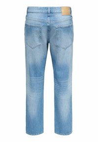 Šviesiai mėlynos spalvos džinsai iš džinsinio audinio, tiesaus kirpimo, matomos siūlės ir dvi užpakalinės kišenės. Juosmens juostoje yra rudos odos etiketė.