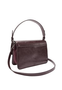 Ciemnobordowa skórzana torba na ramię w kształcie prostokąta, z gładkim wykończeniem, regulowanym paskiem na ramię i subtelną tłoczoną fakturą.