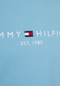 Tommy Hilfiger TOMMY LOGO TEE - T-shirt estampada - columbia blue