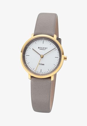 Montre analogique ronde en or avec cadran blanc, aiguilles des heures et des minutes grises, aiguille des secondes jaune, bracelet en cuir gris, et texte "REGENT TITAN" sur le cadran.