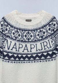 Gebreide trui in crème met een marineblauw Fair Isle patroon. Kenmerken zijn de geribbelde ronde halslijn en het "NAPAPIJRI"-logo op de borst.