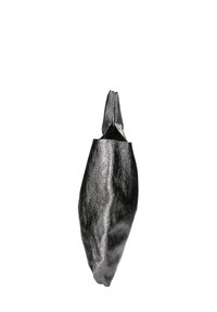 Zwarte metallic tote bag met een gladde textuur, langwerpige vorm en twee stevige handvatten. Naadloze constructie zonder zichtbare hardware.