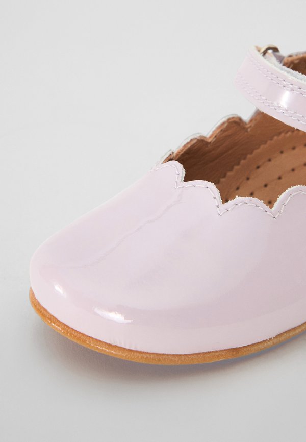 SCALLOP MARY JANE – Riemchenballerina – iris patent