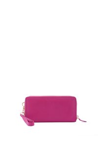 Portefeuille en cuir fuchsia avec une texture lisse, fermeture éclair et une sangle à poignet détachable. Présente un matériel en ton doré et une forme rectangulaire.
