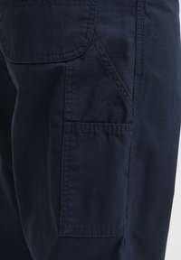 Pantaloni cargo navy realizzati in tessuto leggero, dotati di una tasca con pattina, texture liscia e un sottile motivo a griglia.