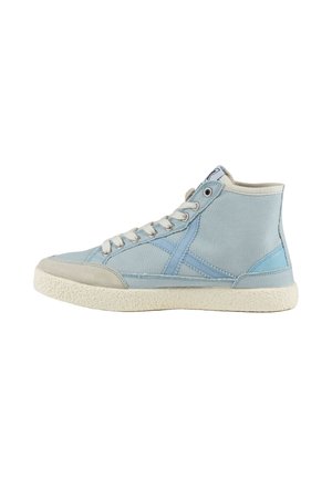 Zapatilla bota alta azul claro con cordones blancos, suela de goma crema y detalle cosido en el lateral, mostrada desde el lado exterior.
