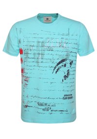 Camiseta de manga corta azul claro con texto y elementos gráficos en estilo manuscrito en negro y rojo, incluyendo el texto "EXTREME CLIFF DIVING".