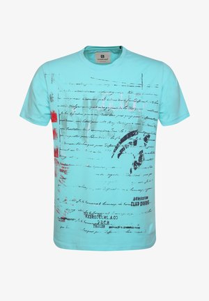 Camiseta de manga corta azul claro con texto y elementos gráficos en estilo manuscrito en negro y rojo, incluyendo el texto "EXTREME CLIFF DIVING".