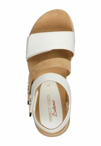 Sandali in pelle bianca con un sottopiede in suede taupe, dotati di due cinturini regolabili e una fibbia decorativa. Suola piatta e imbottita.