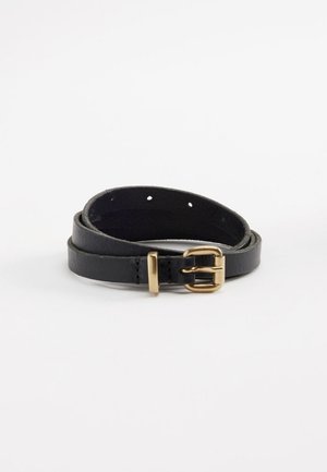 Ceinture en cuir noir à texture lisse, dotée d'une boucle métallique dorée et de trous ajustables pour le réglage de la taille.