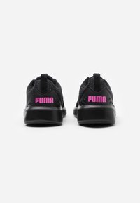 Zapatillas deportivas negras con una parte superior texturizada, logo "PUMA" rosa en el talón y una suela de goma negra. Cuenta con una pestaña en la parte trasera para facilitar el calzado.