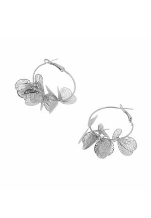 Orecchini a cerchio in argento con dettagli sovrapposti a forma di foglia e finitura texturizzata. Il design presenta motivi intricati e una chiusura sicura.