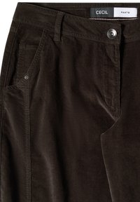 Pantalon en velours côtelé marron foncé avec poche avant, passants pour ceinture et fermeture par bouton métal, marque Cecil.