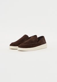 Brune semskede slip-on sko med en glat finish, rund tå og hvide gummisål. Minimalistisk design uden synligt hardware eller mønstre.