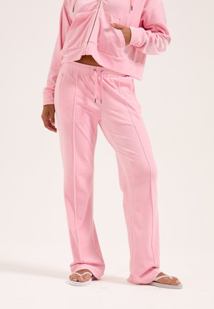 Tuta a due pezzi in misto cotone rosa, composto da una felpa cropped con zip e tasche e pantaloni a vita alta abbinati con dettaglio a cordoncino.