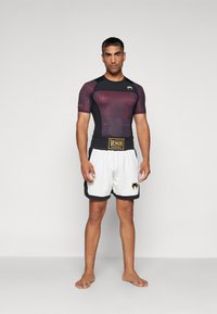 Venum AIR RASHGUARDS - Marškinėliai su spaudiniu - deep black/fire red