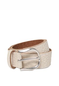 Ceinture en cuir beige avec motif léopard embossé et boucle en métal argenté arrondie, enroulée sur un fond blanc.