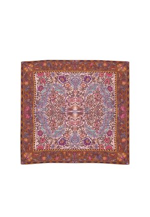 Tela cuadrada con intrincados patrones florales simétricos en púrpura, rosa, azul y marrón, enmarcada por un borde detallado en naranja y marrón.